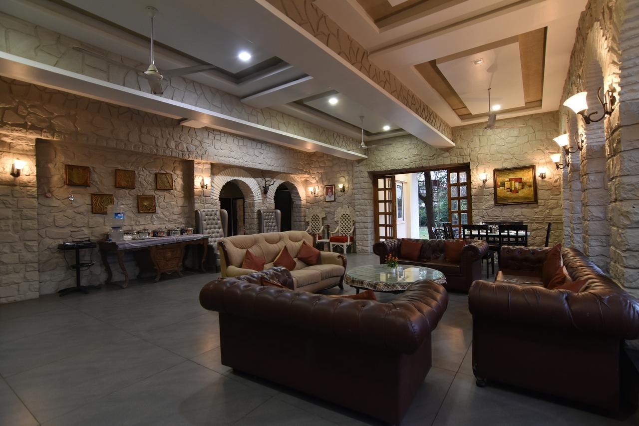 Luxurious Vintage Villa Lonavala Exterior photo