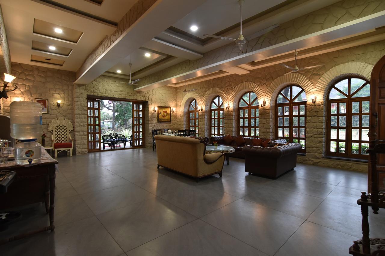 Luxurious Vintage Villa Lonavala Exterior photo